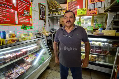 De todo. Son carnes frías las que Alfonso Murillo “El Gallo” se ha dedicado a vender desde hace 20 años en la Alianza, con una gran muestra de esfuerzo.