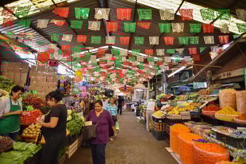 De tradición. Este es el primer mercado que se instaló en la ciudad. Su nombre se le debe a la empresa La Alianza que se estableció en 1893 frente a lo que era la estación del ferrocarril y así era ubicado por los habitantes de entonces.