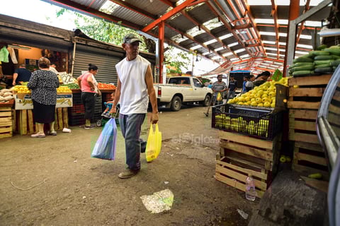 Recorren. Cientos de personas recurren el mercado para surtir sus hogares y negocios con la compra de frutas, verduras, carne y otros alimentos.