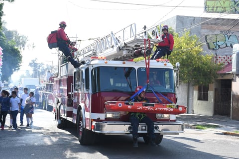 Rescate. Elementos del Honorable Cuerpo de Bomberos desfilaron ayer en el evento teniendo un buen recibimiento por parte del público.