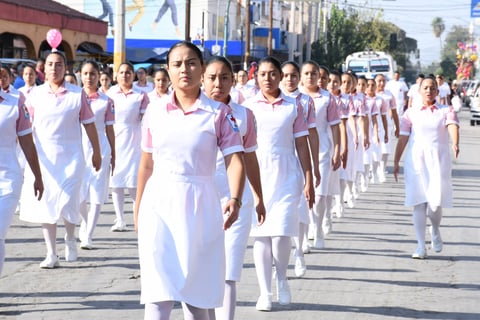 Benemérita Institución. La Cruz Roja Mexicana delegación Gómez Palacio, se hizo presente con un extenso contingente conformado por integrantes del Cuerpo de Socorro, estudiantes de la Escuela de Enfermería La Luz y que incluyó las unidades que trasladan a las personas heridas.