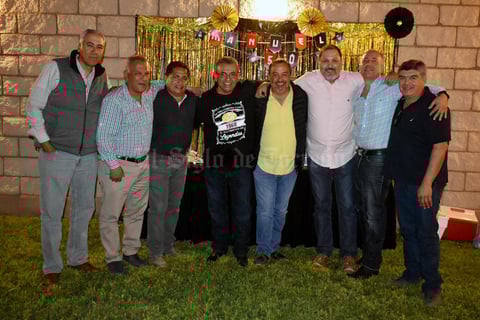 17112019 Manuel con sus amigos.