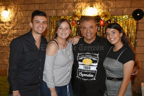 17112019 Manuel en compañía de sus hijos, Manuel, Andrea y Brenda.