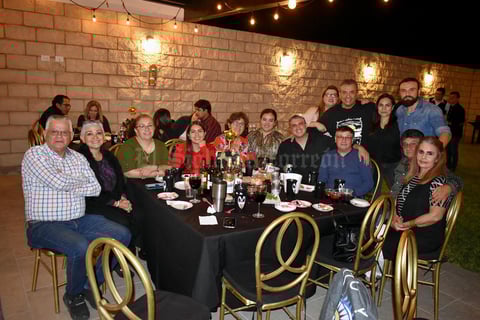 17112019 El festejado en compañía de la familia López Carrillo.