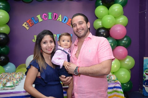 15112019 APAGA UNA VELITA.  El pequeño Jonathan disfrutó una alegre fiesta de cumpleaños, lo acompañaron sus papás, Angélica y Jonathan.