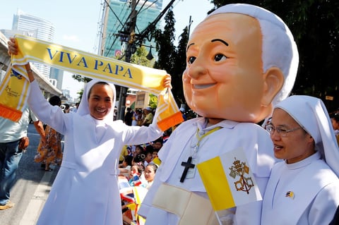 Pese a los pocos católicos, el Papa fue recibido con gran fervor.