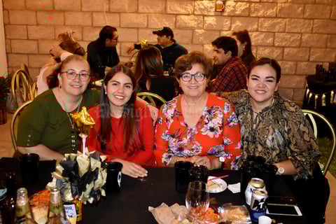 20112019 RECIENTE CELEBRACIóN.  Carmen, Adara, Tere y Aída.