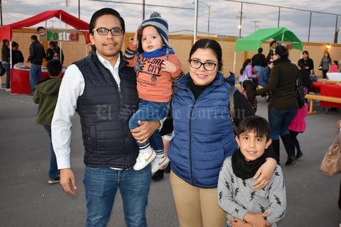 20112019 EN FAMILIA.  Disfrutan de una kermés.