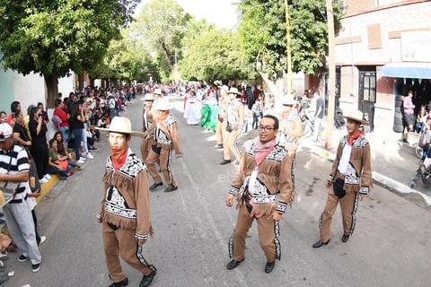 Desfilan en Lerdo por Día de la Revolución Mexicana