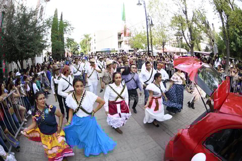Desfilan en Lerdo por Día de la Revolución Mexicana