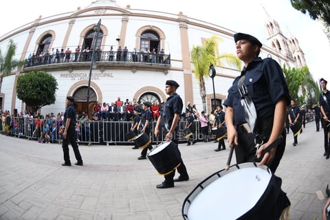 Desfilan en Lerdo por Día de la Revolución Mexicana