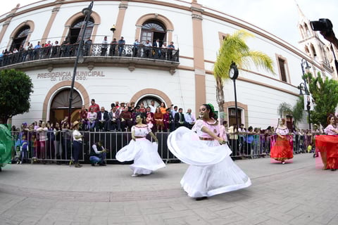 Desfilan en Lerdo por Día de la Revolución Mexicana