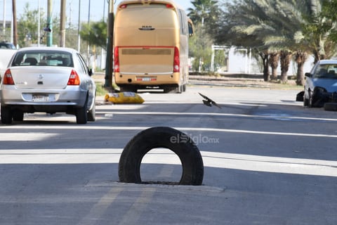 Baches. Ni siquiera los baches escapan de la problemática que se vive en la colonia Rincón la Merced, donde los habitantes han optado por poner advertencias a los automovilistas que por transitan diariamente.