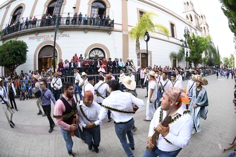 Rifles. Con rifles de madera, carrilleras revolucionarias y sombreros de ¡Viva México!, los participantes deleitaron al público asistente.