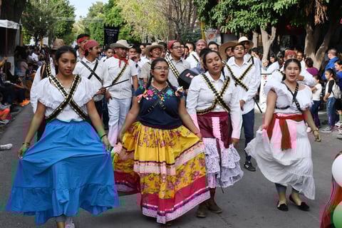Las adelitas no podían faltar. Los jóvenes se caracterizaron con vestuarios de la época de la Revolución Mexicana y presentaron números musicales ante todos los asistentes, que aplaudían mientras avanzaban los contingentes. Las adelitas y soldaderas no podía faltar en la celebración.