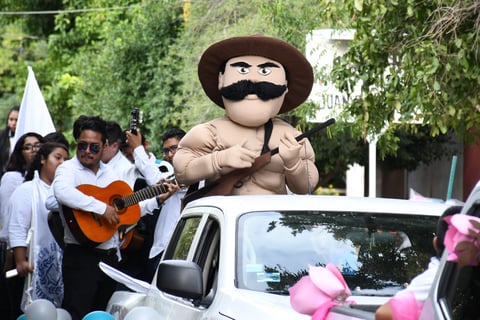 Villa en el desfile. También se recordó a personajes que fueron clave en el desarrollo de la Revolución Mexicana. Uno de ellos fue Doroteo Arango, mejor conocido como Francisco Villa.