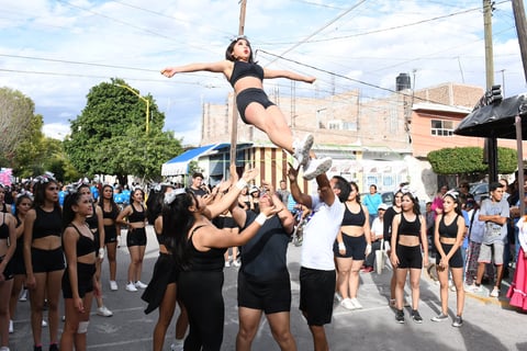 Instituciones educativas participan en desfile. Con números de acrobacia participaron diversas instituciones educativas de Lerdo en el desfile por el 109 aniversario de la Revolución Mexicana.