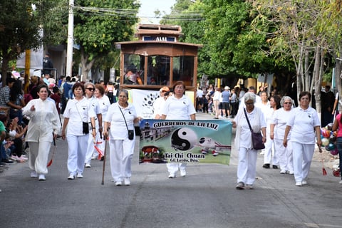 Adultos mayores. Por la avenida Francisco Sarabia también desfilaron las personas de la tercera edad.
