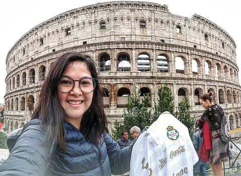 Karem en el Coliseo Romano mostrando orgullosa su playera del Santos.