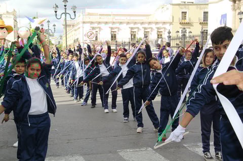Desde la calle Bruno Martínez y hasta Cuauhtémoc, desfilaron deportistas, carros alegóricos, alumnos de educación básica, dependencias de atención a emergencias, adultos mayores y demás.