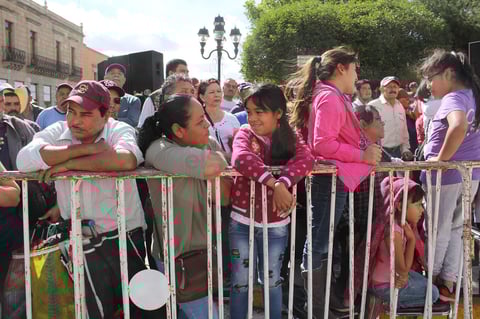 Algunos duranguenses acudieron en familia a osbservar su paso por la avenida principal de la ciudad.