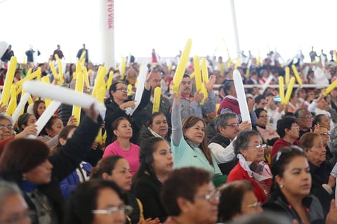 El lugar estuvo repleto de feligreses que acudieron a dar la bienvenida a quien es identificado como el obispo más joven del país (de 64 años de edad).