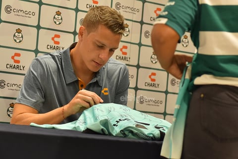 El delantero de Santos Laguna complació a los fanáticos 