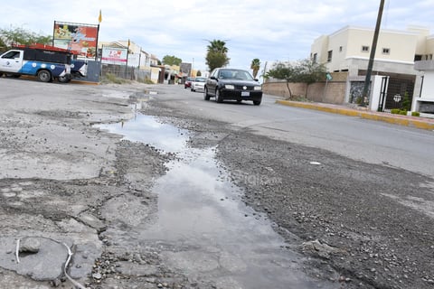 En malas condiciones. Distintas situaciones tienen al bulevar Senderos en mal estado, tales como pavimento dañado, basura y obstáculos, que afectan a colonos y visitantes.