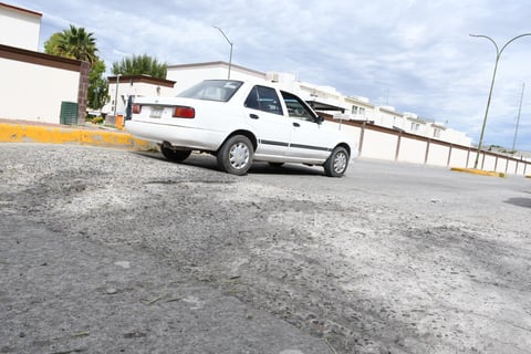 Dañado. El pavimento del bulevar se encuentra dañado, de tal forma que algunos bordos están repletos de piedras.