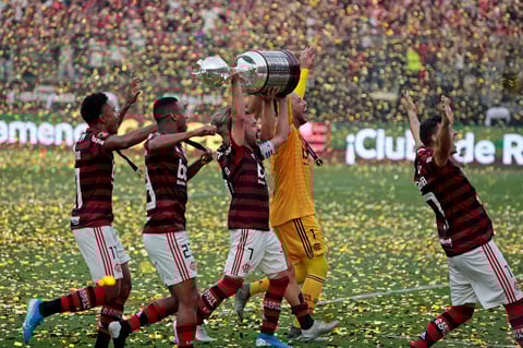 Jugadores de Flamengo celebran al ganar la Copa Libertadores 2019 este sábado tras la final ante River Plate, en el estadio Monumental en Lima (Perú).