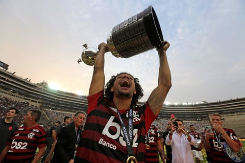 Willian Arao de Flamengo celebra con el trofeo de campeones de la Copa Libertadores 2019 este sábado tras la final ante River Plate, en el estadio Monumental en Lima (Perú).