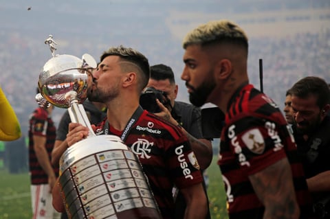 Jugadores de Flamengo celebran con el trofeo de campeones de la Copa Libertadores 2019 este sábado tras la final ante River Plate, en el estadio Monumental en Lima (Perú).