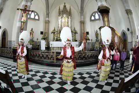 Llegan hasta el altar de la Virgen de Guadalupe. La Diócesis de Gómez Palacio llevó a cabo ayer la bendición de más de 25 danzas que participarán en las peregrinaciones de este año.