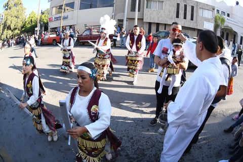 Bendición a los grupos. El administrador de la Diócesis, Julio Carrillo, bendice a quienes integran los diferentes grupos. Es la tercera vez que la Diócesis de Gómez Palacio lleva a cabo las peregrinaciones, con lo que buscan convertirlas en una tradición como lo es en Torreón.
