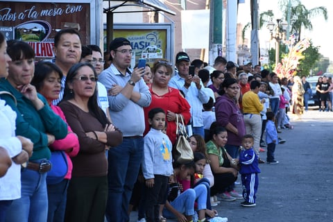 Presentes. Fieles católicos se dieron cita para ver la mezcla de cultura y fe que convergen en cada vestimenta, cada son y cada paso que se hace en honor a la Virgen de Guadalupe.