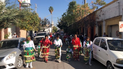 Recorrido en Lerdo. La bendición de las danzas en el municipio de Lerdo partió de la plaza principal y avanzó hasta la Parroquia de Nuestra Señora de Guadalupe de la colonia San Isidro, mejor conocida como la Iglesia del ‘cerrito’.