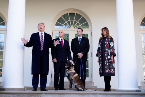 Entre sonrisas, Trump advirtió a la prensa, con la que mantiene una tensa relación, acerca de la eficiencia de Conan.