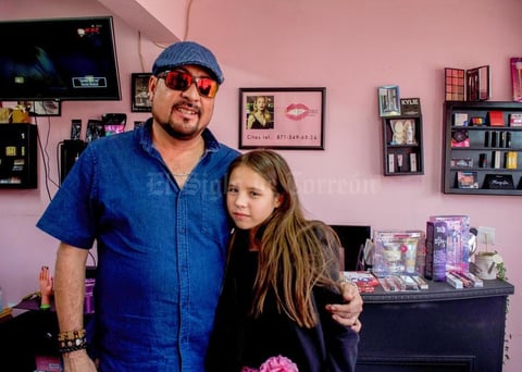 23112019 EN EL ANIVERSARIO DE UNA ESTéTICA.  Javier con su hija, Sofía.