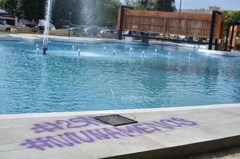 Se publicaron mensajes contra la violencia hacia las mujeres.