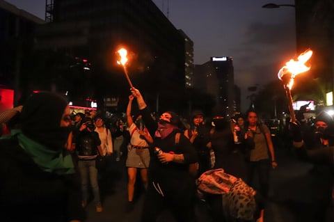 Al final de la marcha un ala radical de las manifestantes causó daños a los monumentos y a los paraderos del Metrobús sobre Paseo de la Reforma.