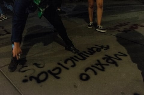 Lanzaron consignas contra las autoridades y vandalizaron monumentos