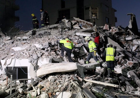 Hasta el momento, los equipos de rescate han conseguido sacar de entre los escombros a 45 personas.