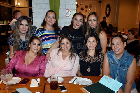28112019 Amigas disfrutaron de una amena charla y deliciosos alimentos.