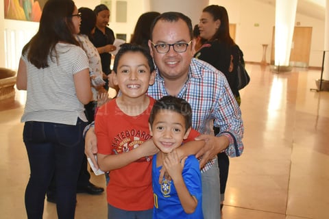 28112019 EN EL TEATRO.  Carlos, Mateo y Máximo.