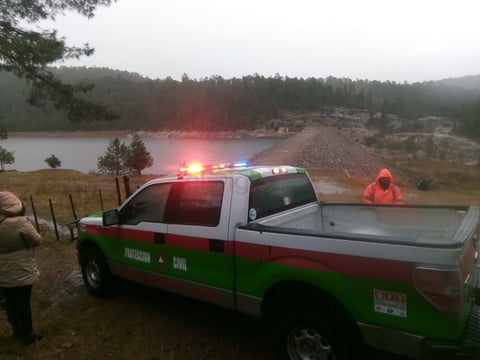 El director municipal de Seguridad Pública de Topia, agregó que se les hizo el reporte del crecimiento del Río Humaya en el poblado La Vega del Oso, mismo que derribó el puente que permite el acceso al mismo.