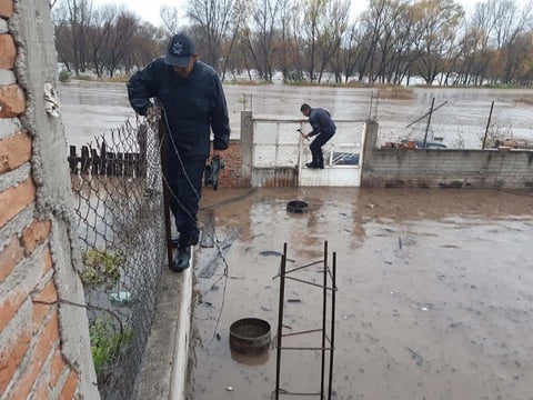 El director municipal de Seguridad Pública, Cristopher Alan Vargas Carrasco, comentó que hay derrumbes de cerros y caídas de pinos que afectan el paso de los caminos.