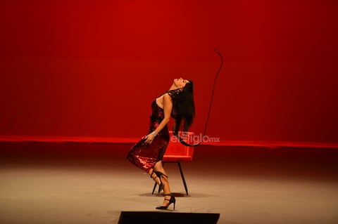Fue a las 19:45 horas cuando Zabaleta ingresó al entarimado. Con un vestido rojo de lentejuelas y un látigo domó a los asistentes con sus vivencias.