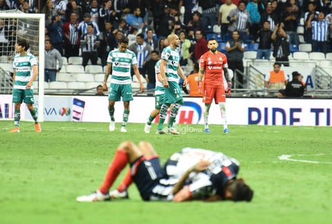 SANTOS VS MONTERREY 


 Cuartos de final entre Santos Laguna y Rayados de Monterrey Santos 2. Monterrey 5 segundo tiempo Apertura 2019 Guillermo Almada DT de Santos