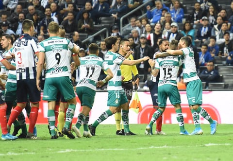 SANTOS VS MONTERREY 


 Cuartos de final entre Santos Laguna y Rayados de Monterrey Santos 2. Monterrey 4 segundo tiempo Apertura 2019