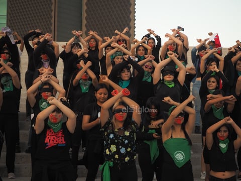 Alrededor de 60 mujeres de la Comarca Lagunera se reunieron en la escalinata de la Plaza Mayor de Torreón para replicar el canto de protesta 'Un violador en tu camino'.